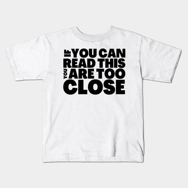 FUNNY SOCIAL DISTANCING T-SHIRT IF YOU CAN READ THIS, YOU ARE TOO CLOSE Kids T-Shirt by BubbleMench